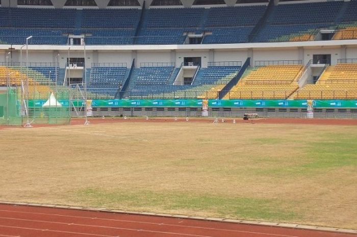 Proses pemuloihan rumput di stadion GBLA terhambat