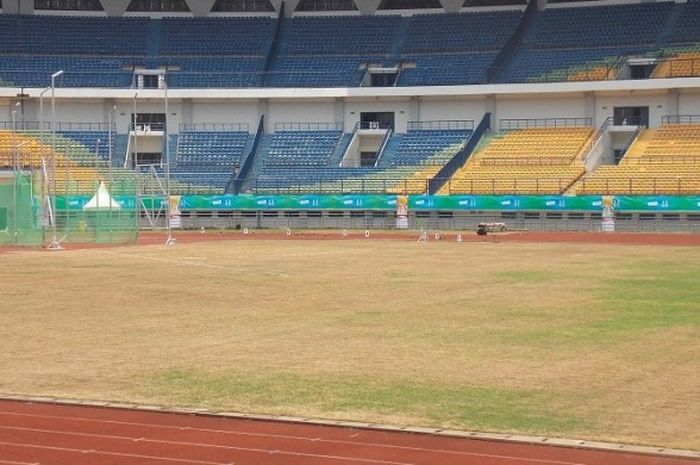 Proses pemuloihan rumput di stadion GBLA terhambat 