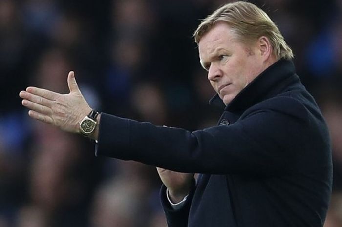 Ekspresi manajer Everton, Ronald Koeman, saat memberikan arahan kepada para pemainnya dalam pertandingan Premier League 2016-2017 menghadapi West Bromwich Albion di Stadion Goodison Park, Liverpool, Inggris, pada Sabtu (11/3/2017).