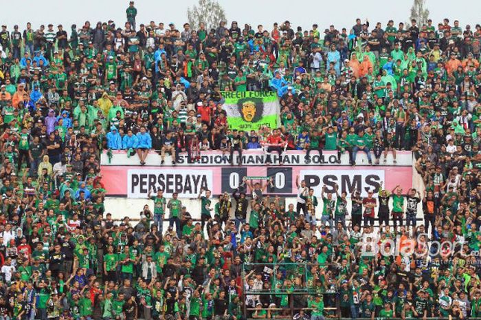 Suporter Persebaya memadati tribune penonton di Stadion Manahan, Solo, jelang laga babak delapan besar Piala Presiden 2018 antara Persebaya dan PSMS Medan, Sabtu (3/2/2018).