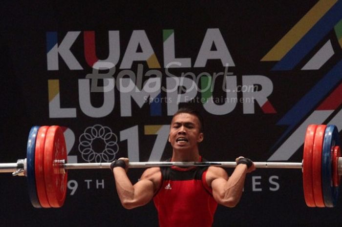 Lifter Indonesia, Deni, sedang beraksi di kelas 69 kilogram pada SEA Games 2017. Deni mendapat medali emas pada pertandingan yang berlangsung di MItec Hall 3, Selasa (29/8/2017).