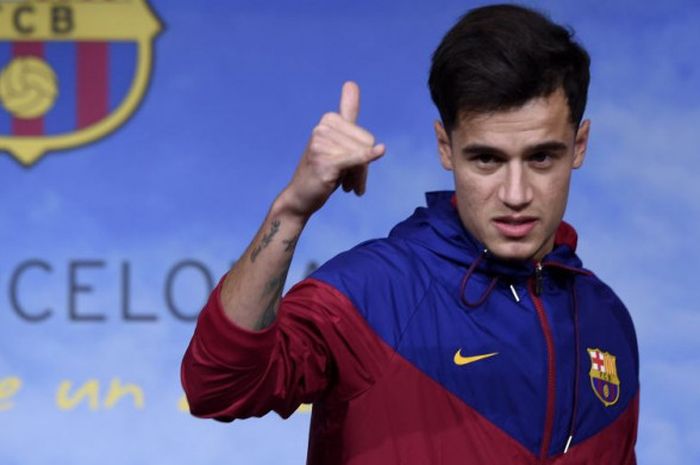   Gelandang baru FC Barcelona, Philippe Coutinho, berpose pada acara presentasi kepada pers di Barcelona, Spanyol, seusai menuntaskan transfer dari Liverpool pada Minggu (7/1/2018).  