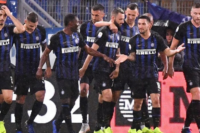 MArcelo Brozovic merayakan gol bersama para epmain Inter Milan dalam partai Liga Italia di Stadion Olimpico, Senin (29/10/2018)