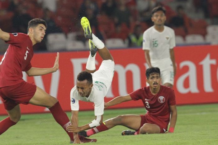 Pemain timnas U-19 Indonesia, Todd Rivaldo Ferre, terbang setelah terkena tekel lawan pada laga fase grup Piala Asia u-19 2018 melawan timnas U-19 Qatar.