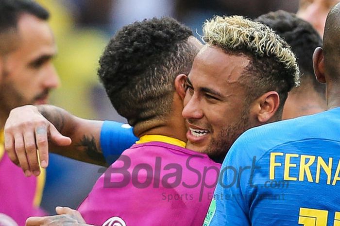 Penyerang timnas Brasil, Neymar Jr., merayakan kemenangan timnya seusai menekuk Kosta Rika dalam partai Grup E Piala Dunia 2018 di St. Petersburg, Jumat (22/6/2018).