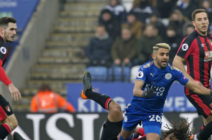 Pemain Leicester City, Riyad Mahrez, berduel melawan bek AFC Bournemouth, Nathan Ake, pada pertandingan Liga Inggris di Stadion King Power, Sabtu (3/3/2018).