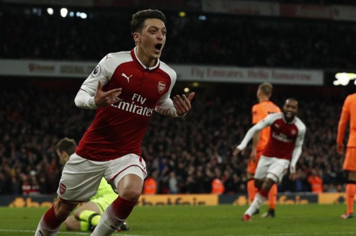 Gelandang Arsenal, Mesut Oezil, merayakan gol yang dia cetak ke gawang Liverpool FC dalam laga Liga Inggris di Stadion Emirates, London, pada 22 Desember 2017.