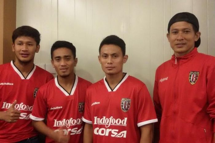 Yandi Sofyan, M Taufiq, Dias Angga, dan I Made Wardana (dari kiri ke kanang) seusai perkenalan pemain baru Bali United di Hotel Natya, Kuta, Kamis (5/1/2016) siang. 