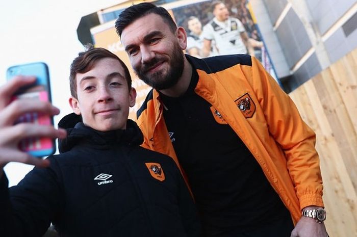 Robert Snodgrass (kanan) melakukan swafoto dengan penggemar menjelang duel antara Hull City kontra Manchester City di KCOM Stadium, Hull, 26 Desember 2016.