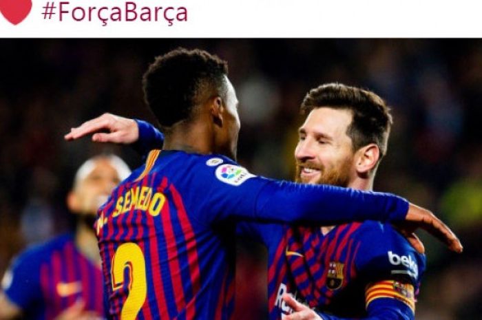 Megabintang FC Barcelona, Lionel Messi (kanan), merayakan golnya bersama Nelson Semedo.