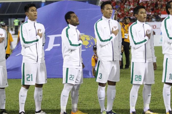 Gelandang timnas U-22 Indonesia, Hanif Sjahbandi (dua dari kiri) bersama pemain skuat Garuda Muda lainnya menyanyikan lagu Indonesia Raya sebelum laga kontra Vietnam pada partai keempat Grup B SEA Games 2017 di Stadion MP Selayang, Selangor, 22 Agustus 2017. 