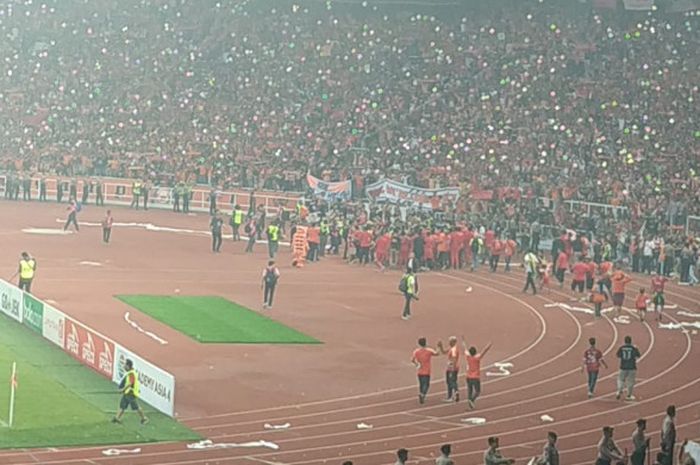 Skuat Persija Jakarta menyapa The Jak Mania dengan Mengelilingi SUGBK sambil pamer trofi Liga musim 2018.