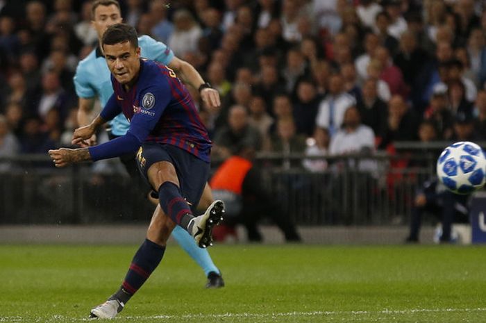 Aksi gelandang Barcelona, Philippe Coutinho, saat melepaskan tembakan ke gawang Tottenham Hotspur yang berbuah gol dalam laga matchday 2 Grup B Liga Champions 2018-2019 di Stadion Wembley, London, Inggris, pada Rabu (3/10.2018).