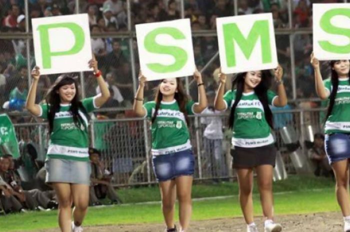 Suporter PSMS Medan memeriahkan acara klub mereka dengan cara menarik.