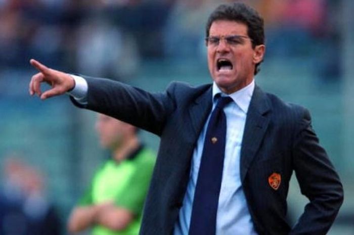 Fabio Capello, saat masih menangani AS Roma, memberi instruksi pada anak asuhnya dalam pertandingan Serie A kontra Parma di Stadion Olimpico, Roma, Italia, 13 April 2003.