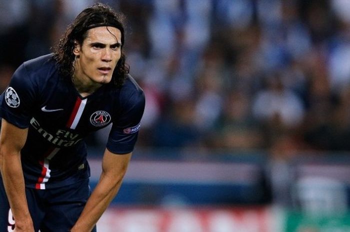 Penyerang Paris Saint-Germain (PSG), Edinson Cavani, tampil pada laga Liga Champions kontra Barcelona di Stadion Parc des Princes, 30 September 2014.