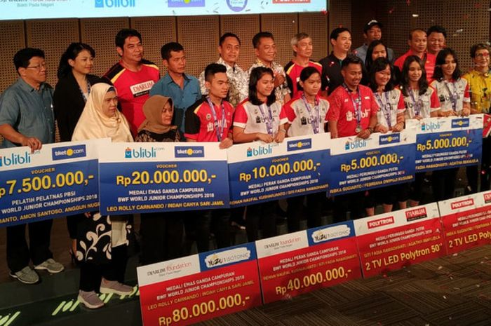 Para pebulu tangkis muda Indonesia peraih medali Kejuaraan Dunia Junior 2018 di Ontario, Kanada, menerima apresiasi dari Djarum Foundation dan sejumlah sponsor lainnya, di Galeri Indonesia Kaya, Grand Indonesia, Jakarta, Senin (26/11/2018).