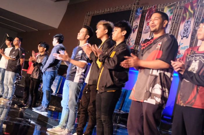 Para perwakilan peserta Grand Final Mobile Legends Southeast Asia Cup 2018 berpose di atas panggung 