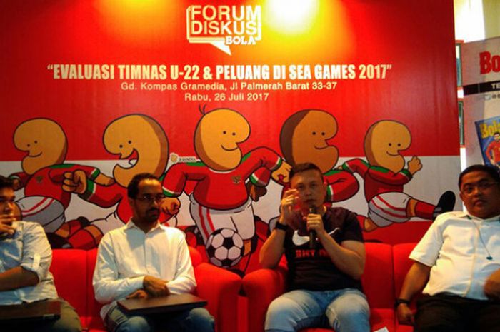 Yeyen Tumena (kedua dari kanan) sebagai salah satu pembicara di Forum Diskusi Bola yang digelar Tabloid BOLA di Jakarta, Rabu (26/7/2017).
