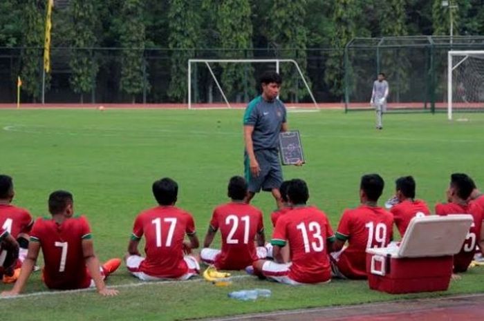 Pelatih timnas U-19, Eduard Tjong memberikan instruksi saat jeda laga uji coba timnya kontra UNY FC di Stadion UNY, Yogyakarta pada Selasa (16/8/2016) sore. 