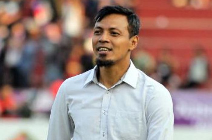 Bejo Sugiantoro, pelatih Persik Kediri, sedang memimpin timnya bertanding.