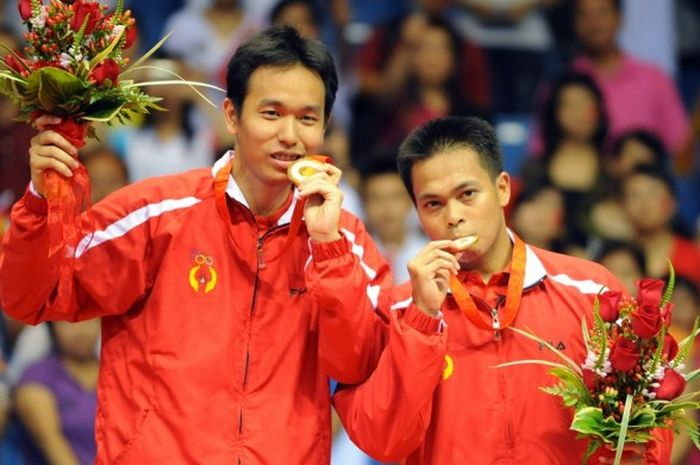 Pasangan ganda putra Indonesia, Markis Kido (kiri), dan Hendra Setiawan, berfoto dengan medali emas mereka setelah mengalahkan Cai Yun/Fu Haifeng (China), 12-21, 21-11, 21-16 pada laga babak final Olimpiade Beijing di Beijing University of Technology Gymnasium, Beijing, China, Sabtu (16/8/2008). on August 16, 2008.