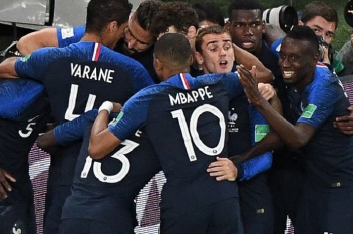 Para pemain Prancis merayakan gol Samuel Umtiti ke gawang Belgia pada pertandingan semifinal Piala Dunia 2018 di St. Petersburg, 10 Juli 2018. 