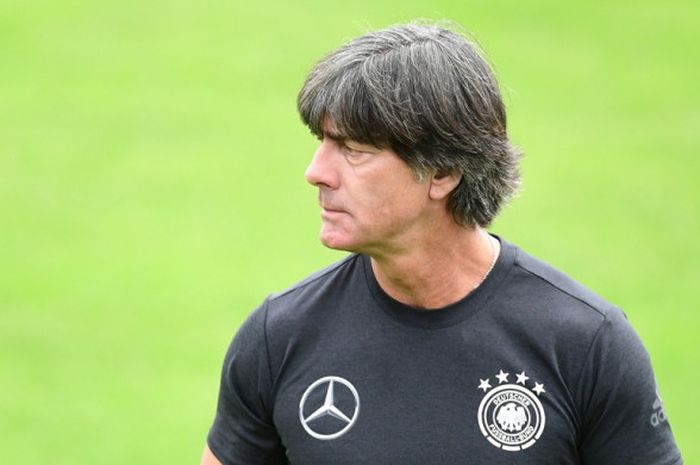 Pelatih Jerman, Joachim Loew, memimpin sesi latihan timnya di Rungghof training center, Bolzano, Italia pada 24 Mei 2018.