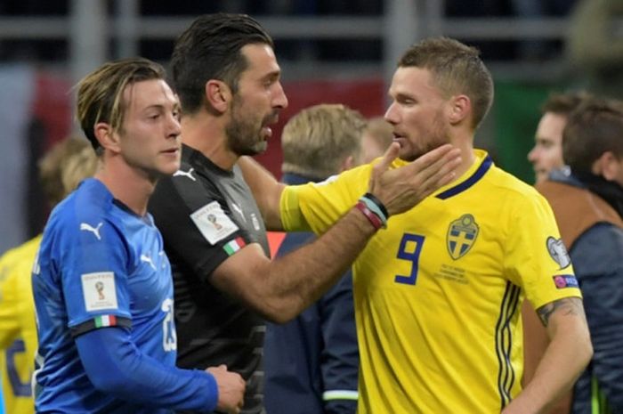 Kiper Italia, Gianluigi Buffon (tengah), memberikan selamat kepada striker Swedia, Marcus Berg, seusai laga leg kedua play off Kualifikasi Piala Dunia 2018 Zona Eropa di Stadion San Siro, Milan, pada 13 November 2017.