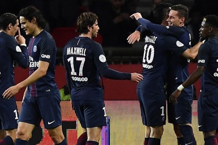 Para pemain Paris Saint-Germain merayakan gol yang dicetak Julian Draxler (kedua dari kanan) ke gawang Olympique Lyon dalam partai Ligue 1 di Stadion Parc des Princes, Paris, 19 Maret 2017.