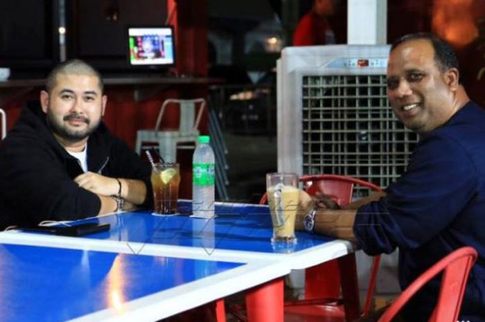 Presiden FAM, Tunku Ismail Sultan Ibrahim (kiri) dalam momen minum kopi dengan pelatih Pahang FA, Dollah Salleh pada Minggu (23/7/2017). 