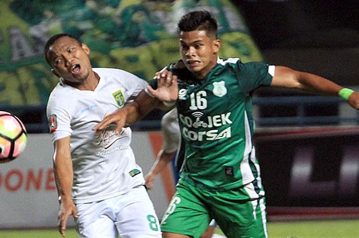 Gelandang Persebaya Surabaya, Oktafianus Fernando (kiri), berebut bola dengan bek Kiri PSMS Medan, Gusti Sandria, dalam laga final Liga 2 2017 di Stadion GBLA, Bandung, Selasa (28/11/2017).