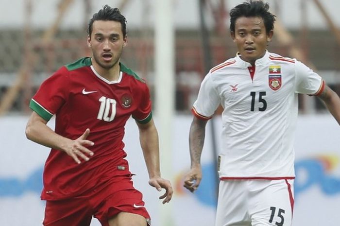 Pemain timnas Indonesia, Ezra Walian (kiri), dalam pertandingan persahabatan Indonesia melawan Myanmar di Stadion Pakansari, Cibinong, Bogor, Jawa Barat, Selasa (21/3/2017). Indonesia kalah 1-3 melawan Myanmar.