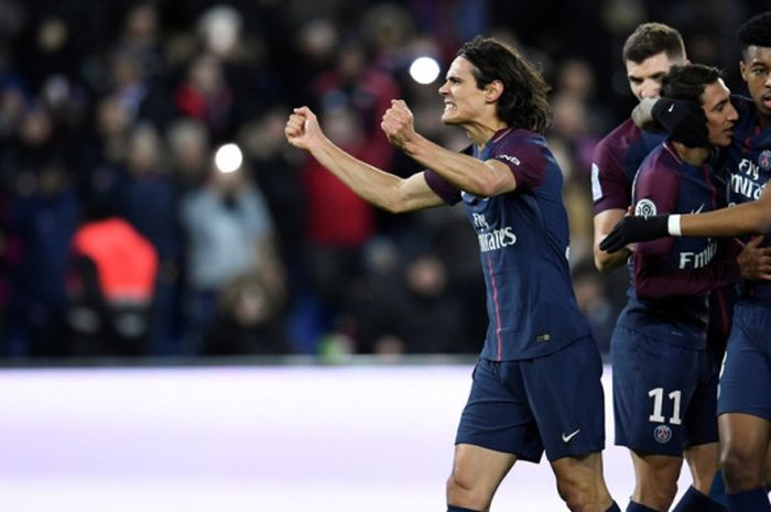  Striker Paris Saint-Germain, Edinson Cavani (kiri), merayakan gol yang dia cetak ke gawang Dijon dalam laga Liga Prancis di Stadion Parc des Princes, Paris, pada 17 Januari 2018. 