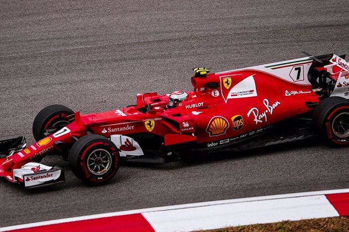 Pebalap tim Ferrari, Kimi Raikkonen, beraksi dalam sesi latihan bebas ketiga GP Malaysia, Sabtu (30/9/2017).