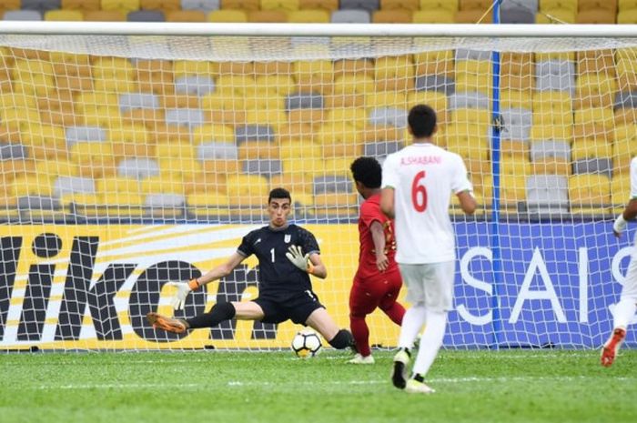   Aksi striker timnas U-16 Indonesia, Amiruddin Bagus Kahfi Alfikri saat mencetak gol ke gawang timnas U-16 Iran pada Piala Asia U-16 2018 di Stadion Nasional Bukit Jalil, Malaysia, Jumat (21/9/2018).  