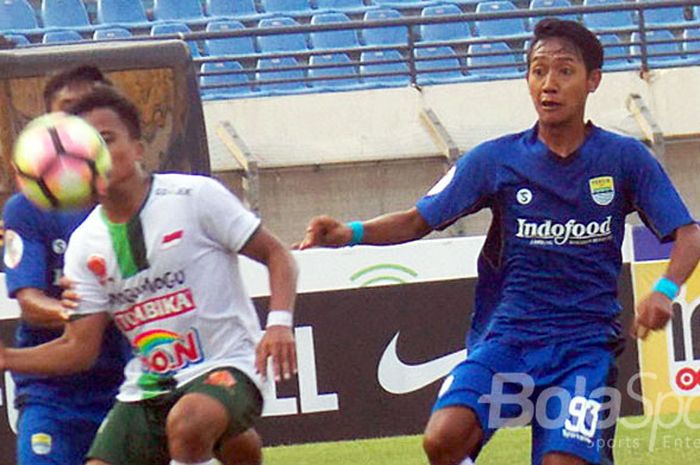 Penyerang Persib U-19, Beckham Putra Nugraha (kanan/93), berupaya merebut bola dari penguasaan pemain PS TNI dalam laga putaran pertama Liga 1 U-19 di Stadion si Jalak Harupat, Kabupaten Bandung, pada 5 Agustus 2017.
