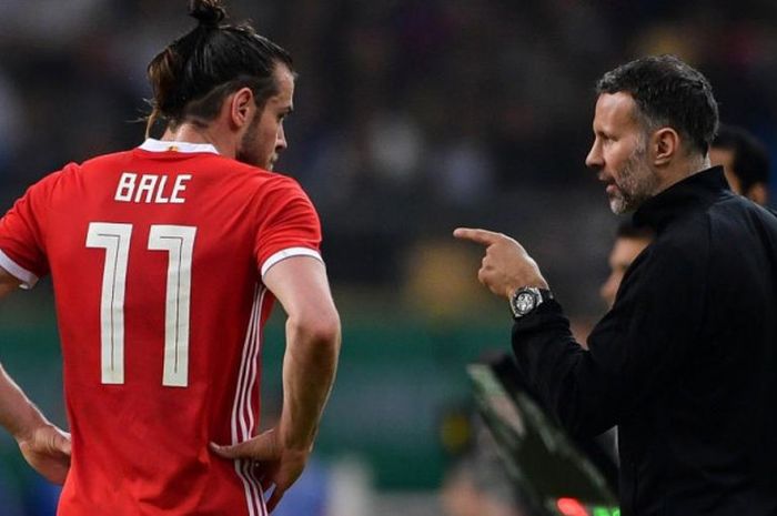 Ryan Giggs (kanan) memberi instruksi kepada Gareth Bale dalam partai timnas Wales lawan Uruguay di Nanning, China, 26 Maret 2018.