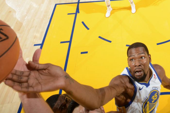 Kevin Durant ketika Golden State Warriors bertemu Miami Heat pada Senin (6/11/2017) di Oracle Arena, Oakland, California.