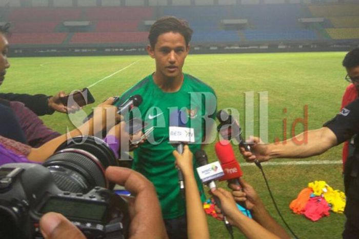 Penyerang Timnas Indonesia, Irfan Bachdim, memberikan keterangan kepada awak media di sesi latihan perdana Timnas Senior Indonesia, Senin (2/10/2017) di Stadion Patriot