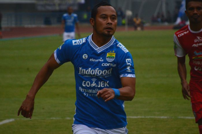 Gelandang sayap Persib Bandung, Atep saat melawan Arema di Stadion Gelora Bandung Lautan Api, Kamis (13/9/2018) pada Liga 1 2018 pekan ke-21.