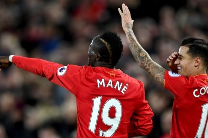 Dua pemain Liverpool FC, Sadio Mane dan Philippe Coutinho, merayakan gol yang dicetak ke gawang Arsenal dalam laga Premier League di Stadion Anfield, Liverpool, Inggris, pada 4 Maret 2017.