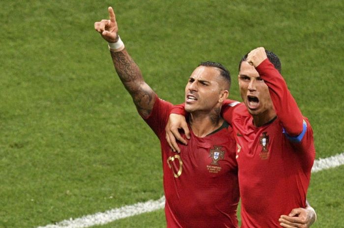 Penyerang Portugal, Ricardo Quaresma (kiri), merayakan golnya bersama Cristiano Ronaldo dalam laga Grup B Piala Dunia 2018 kontra Iran di Mordovia Arena, Saransk, Rusia pada 25 Juni 2018.