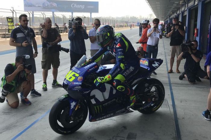Pebalap tim Movistar Yamaha, Valentino Rossi, saat beraksi di tes pramusim Thailand, Jumat (16/2/2018).