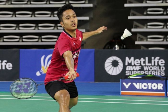 Pebulu tangkis tunggal putra nasional, Anthony Sinisuka Ginting, mengembalikan kok ke arah Kenta Nishimoto (Jepang)_, pada babak perempat final Korea Terbuka yang berlangsung di SK Handball Stadium, Jumat (15/9/2017).