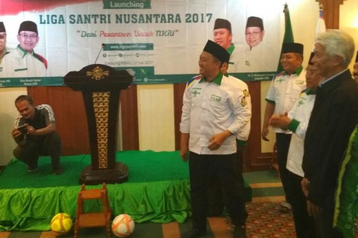 Menpora Imam Nahrawi beserta Ketum PBNU, Said Aqil Siradj, dan Direktur Teknik timnas Indonesia, Danurwindo, secara simbolis meresmikan penyelenggaraan Liga Santri Nusantara (LSN) 2017 di Kantor Pusat PBNU, Jakarta Pusat, Kamis (27/7/2017).