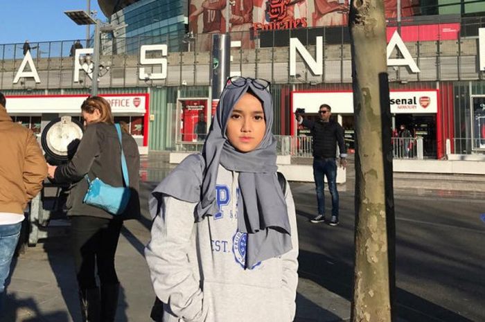 Wirda Mansur, putri Ustaz Yusuf Mansur tengah berfoto di depan markas Arsenal, Stadion Emirates.