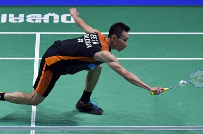 Pebulu tangkis tunggal putra Malaysia, Lee Chong Wei, mengembalikan kok ke arah Viktor Axelsen (Denmark) pada final BWF Superseries Finals yang berlangsung di Hamdan Sports Complex, Dubai, Minggu (17/12/2017).