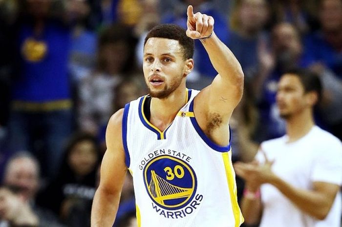 Reaksi point guard Golden State Warriors, Stephen Curry (30), seusai membuat lemparan 3 angka saat melawan New York Knicks di Stadion ORACLE Arena, Oakland, pada 15 Desember 2016.