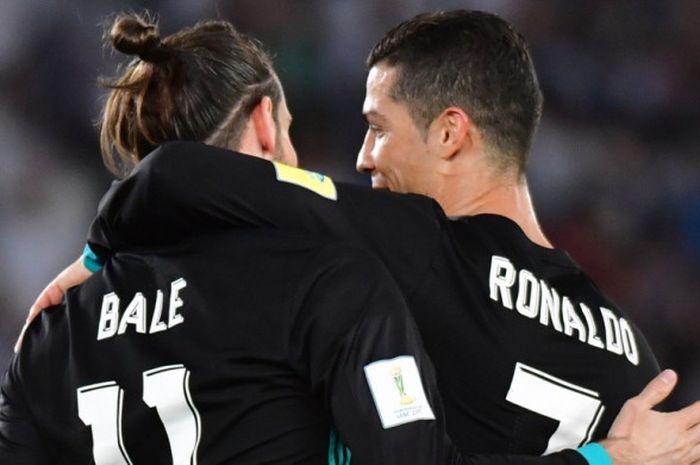     Megabintang Real Madrid, Cristiano Ronaldo, memberi selamat kepada Gareth Bale yang mencetak gol ke gawang Al Jazira dalam laga semifinal Piala Dunia Antarklub di Stadion Sheikh Zayed Sports City, Abu Dhabi, Uni Emirat Arab, pada 13 Desember 2017.    